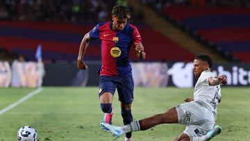 Soccer Football - Joan Gamper Trophy - FC Barcelona v AS Monaco - Estadi Olimpic Lluis Companys, Barcelona, Spain - August 12, 2024 FC Barcelona's Lamine Yamal in action with AS Monaco's Ismail Jakobs REUTERS/Bruna Casas
