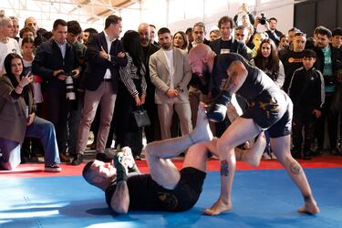 Ilia Topuria observa la exhibición de lucha. 