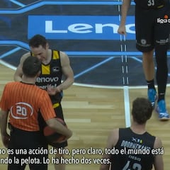 La extensión del entrenador en el campo: Marcelinho Huertas con micrófono es un espectáculo