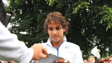 <b>ÍDOLO. </b>Nadal firmando varios autógrafos a los aficionados.