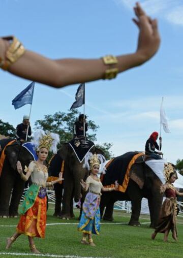 Las curiosas imágenes del polo sobre elefantes