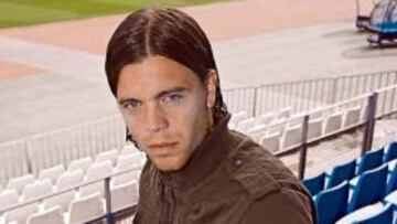 <b>ESTILETE. </b>Solari posó ayer para AS en la grada del estadio Mediterráneo.