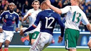 Henry controla con la mano.