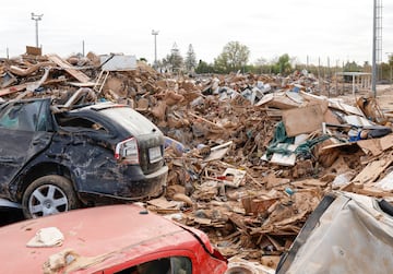 Toneladas de escombros y coches llenan sus instalaciones. 