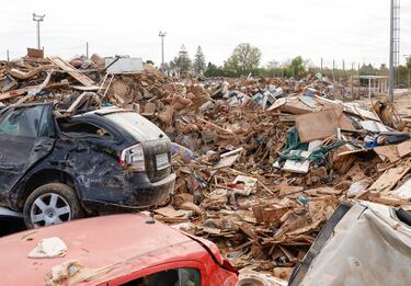 Toneladas de escombros y coches llenan sus instalaciones. 