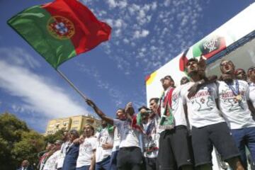 Los jugadores de la selección celebran con la afición el campeonato de Europa.