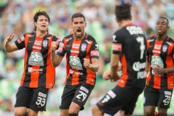 Los jugadores de Pachuca celebran el gol de Franco Jara.