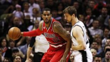 LaMarcus Aldridge postea ante Tiago Splitter en mayo de 2014.