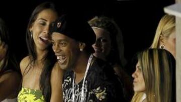 Los hinchas podrán chivarse de las juergas de Ronaldinho