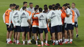 Luis Enrique da una charla a sus jugadores durante uno de los &uacute;ltimos entrenamientos. 
 