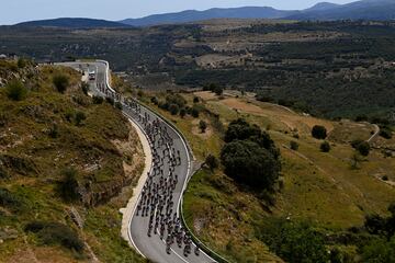 El pelot¨®n durante quinta etapa de la Vuelta a Espa?a sobre un recorrido de 186,5 kil¨®metros entre Morella y Burriana.
