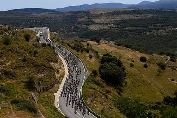 El pelotón durante quinta etapa de la Vuelta a España sobre un recorrido de 186,5 kilómetros entre Morella y Burriana.