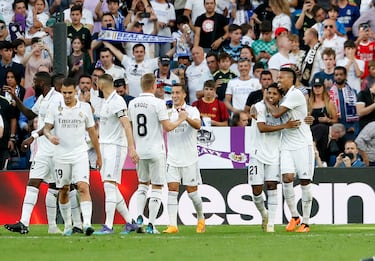 Los jugadores del Real Madrid felicitan a Benzema y a Rodrygo por el segundo gol al Almería. 