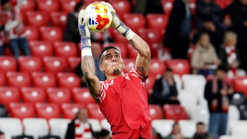 Soccer Football - Copa del Rey - Semi Final - First Leg - Athletic Bilbao v Real Sociedad - San Mames, Bilbao, Spain - February 11, 2026 Athletic Bilbao's Alex Padilla during the warm up before the match REUTERS/Pankra Nieto
