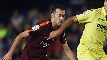 VILLARREAL, SPAIN - DECEMBER 10:  Rodrigo Hernandez (R) of Villarreal competes for the ball with Sergio Busquets of Barcelona during the La Liga match between Villarreal and Barcelona at Estadio La Ceramica on December 10, 2017 in Villarreal, Spain.  (Photo by Fotopress/Getty Images)