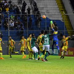 Con goles y violencia, el 'clásico sampedrano' terminó en empate