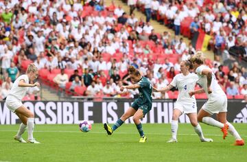 Lina Magull marca el 1-1 para Alemania.
