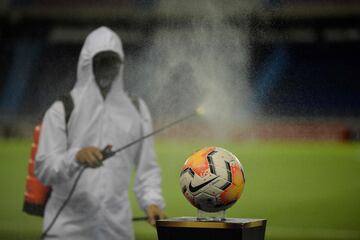 Un trabajador desinfecta los balones antes del partido de fútbol a puerta cerrada de la fase de grupos de la
Copa Libertadores entre el Junior de Colombia y el Barcelona de Ecuador en el Estadio Roberto Meléndez en Barranquilla, Colombia, como medida de prevención contra el coronavirus. Ganaron los visitantes 0-2.