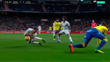 Acción de Sergio Ramos que provocó el penalti que Viera transformó en el 1-2.
