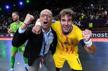 Antonio Vadillo, el entrenador, con Carlos Barrón, el capitán, tras la conquista de la Champions 2024