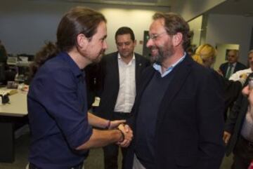 Pablo Iglesias saludando a Juan Cantón.