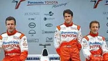 <b>PRESENTACIÓN EN EL CIRCUITO FRANCÉS DE PAUL RICHARD. </B> Los pilotos de Toyota, Panis, Zonta y Da Matta, posan con su nuevo monoplaza.
