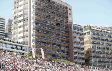 Espectadores abarrotan las terrazas de los edificios para ver la carrera del GP de Mónaco.