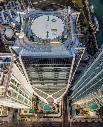 El exfutbolista y su esposa Victoria compraron recientemente esta casa en el rascacielos One Thousand Museum en Miami dise?ado por Zaha Hadid. El ¨¢tico de dos plantas y cinco habitaciones tiene m¨¢s de mil metros cuadrados. El edificio cuenta con piscinas al aire libre y otra cubierta en la planta 60, gimnasio, spa, peluquer¨ªa, sal¨®n de belleza y zonas comunes donde realizar presentaciones y eventos privados.