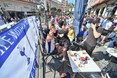 Bilbao ya acoge a los primeros aficionados del Tottenham y Manchester United, que disputarán la final de la Europa League en San Mamés. La ciudad vive un ambiente vibrante, con la final como protagonista en calles.