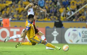 MEX30. MONTERREY (MÉXICO), 29/07/2015.- José Rivas (adelante) de Tigres de México disputa el balón con Nicolás Bertolo (atras) de River Plate de Argentina hoy, miércoles 29 de julio de 2015, durante el partido de ida de la final por la Copa Libertadores en el estadio Universitario de Monterrey (México). EFE/Miguel Sierra