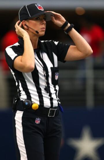 La juez de línea Sarah Thomas, durante el partido entre Atlanta Falcons y Dallas Cowboys.