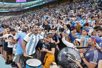 La Albiceleste celebra la victoria y la clasificación para la final del Mundial. En la imagen, los seguidores argentinos.