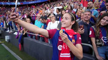 Aitana Bonmatí se hace un selfie con los aficionados del Barça.  