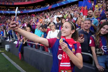 Aitana Bonmatí se hace un selfie con los aficionados del Barça.  