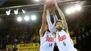 BARCELONA -28 de diciembre- ESPANA: Gustavo Ayon y Andres Nocioni en el partido entre el FC Barcelona y el Real Madrid, correspondiente a la jornada 13 de la Liga Endesa de baloncesto, disputado en el Palau Blaugrana, el 28 de diciembre del 2014. Foto: Joan Valls/Urbanandsport/Cordon Press