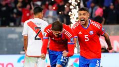 El jugador de la seleccion chilena Diego Valdes, centro, celebra su gol contra Peru durante el partido de clasificacion al mundial 2026 disputado en el estadio Monumental de Santiago, Chile.