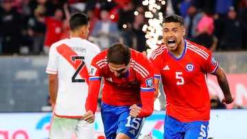 Futbol, Chile vs Peru
Tercera fecha, eliminatorias al mundial 2026.
El jugador de la seleccion chilena Diego Valdes, centro, celebra su gol contra Peru durante el partido de clasificacion al mundial 2026 disputado en el estadio Monumental de Santiago, Chile.
12/10/2023
Jose Alvujar/Photosport

Football, Chile vs Peru
3nd turn, 2026 World cup qualifiers.
Chile’s player Diego Valdes, center, celebrates after scoring against Peru during the 2026 World Cup qualifier match held at the Monumental stadium in Santiago, Chile.
12/10/2023
Jose Alvujar/Photosport