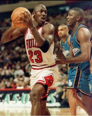 La 'enemistad' entre Chicago Bulls y Detroit Pistons se inició en los ochenta y fue una de las más grandes que se recuerdan en la historia de la NBA con cuatro duelos consecutivos en playoffs entre 1988 y 1991. Isiah Thomas y Bill Laimbeer derrotaron, por lo civil y lo criminal, a los Bulls de Jordan en tres cruces antes de 1991, cuando un barrido vergonzoso de Chicago provocó otra de las imágenes más vergonzosas de la NBA: la salida de los jugadores de los Pistons por el túnel de vestuarios antes de finalizar el partido.