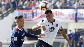 El jugador de Colo Colo Esteban Paredes, derecha, disputa el balon con Rodrigo Echeverria de Universidad de Chile.