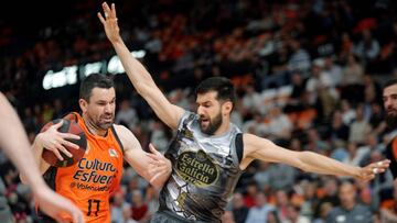 GRAF3322. VALENCIA, 04/05/2019.- El base del Valencia Basket Rafa Martínez (i) lucha con el serbio Aleksandar Cvetkovic, del Breogán, durante el partido de liga ACB que se juega esta tarde en la Fuente de San Luis, en Valencia.EFE/ Juan Carlos Cárdenas