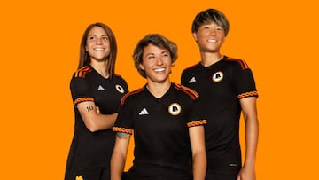 La Roma y Adidas presentaron la nueva equipaci¨®n alternativa para esta temporada. La nueva equipaci¨®n luce negra con el escudo de la Loba, que visti¨® el pecho romanista entre 1979 y 1997, y detalles art¨ªsticos recordando la ¨¦poca romana.
