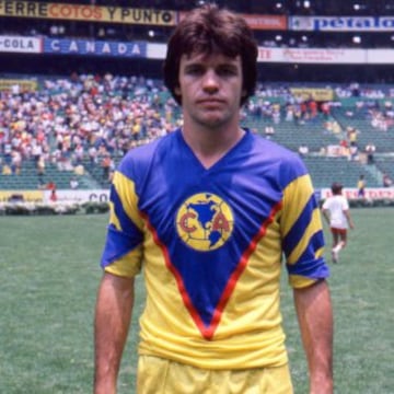 Uno de los pocos que ha rendido en ambos equipos. Canterano americanista, formó parte del poderoso equipo de los 80s. En América salió campeón en la 83-84. Jugó en el Osasuna de España, pero una grave lesión lo obligó a regresar, y fue en Guadalajara donde encontró un hueco. En Chivas jugó 181 partidos y fue muy regular; el ocaso de su carrera se dio en el cuadro rojiblanco.