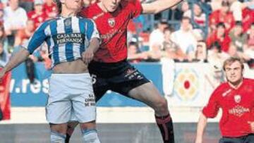 <b>SIN TODO EL BOTÍN. </b>El Recre notó la entrada de Cazorla en el campo. En la imagen, el asturiano pugna por un balón con el local Erice.