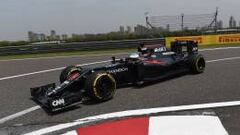 Fernando Alonso con el McLaren en el GP de China.