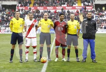 El árbitro Mateu Lahoz acompañado por sus asistentes Cebrián Devis y Hernández Labella, el cuarto árbitro Muñoz Pérez y los capitanes Trashorras y Carlos Vela. 