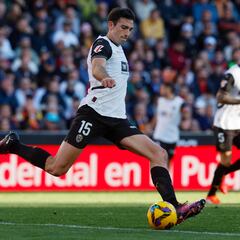 César Tárrega, el candado de la defensa de cinco de Carlos Corberán