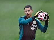MEX1419. CIUDAD DE MÉXICO (MÉXICO), 08/10/2024.- Luis Ángel Malagón de la selección mexicana de fútbol, participa en un entrenamiento previo al amistoso contra Valencia en el Centro de Alto Rendimiento este martes, en Ciudad de México (México). EFE/Sáshenka Gutiérrez