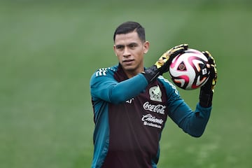 MEX1419. CIUDAD DE MÉXICO (MÉXICO), 08/10/2024.- Luis Ángel Malagón de la selección mexicana de fútbol, participa en un entrenamiento previo al amistoso contra Valencia en el Centro de Alto Rendimiento este martes, en Ciudad de México (México). EFE/Sáshenka Gutiérrez
