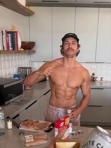 Además, enseña a sus seguidores numerosos consejos gastronómicos.