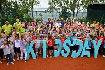 Los tenistas Alexander Zverev, Dominic Thiem, Grigor Dimitrov y Novak Djokovic, y la extenista Jelena Jankovic, posan junto a un grupo de niños en Belgrado durante la jornada previa del Adria Tour. Se trata de un torneo, organizado por el propio Djokovic, que se disputará en distintas fechas en varios países en torno al Mar Adriático.